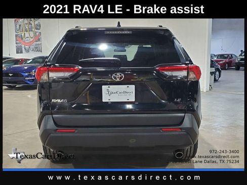 Used 2021 Toyota RAV4 LE image 11