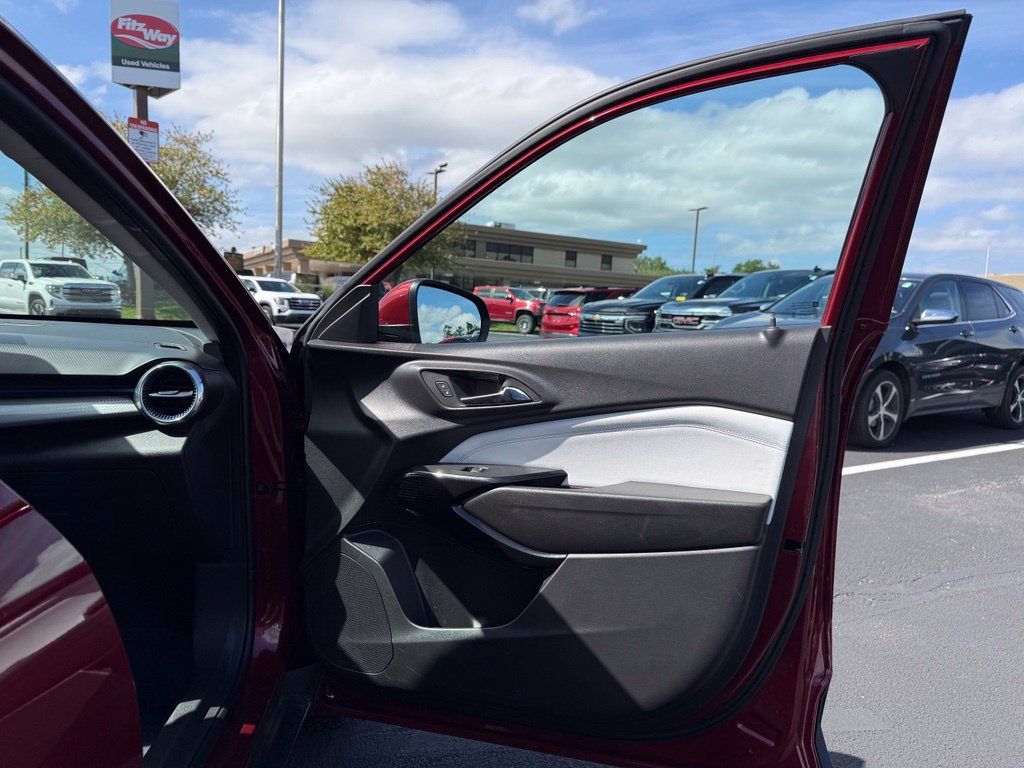 Used 2025 Chevrolet Trax LT FWD image 21