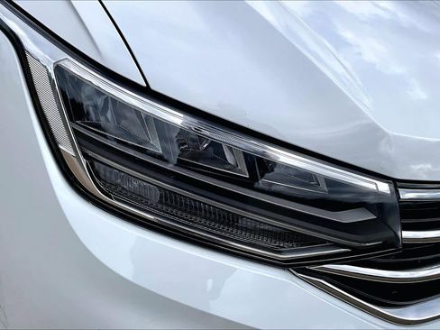 Used 2023 Volkswagen Tiguan SE w/ Panoramic Sunroof Package image 27