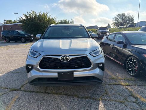Used 2021 Toyota Highlander XLE AWD/4WD image 6