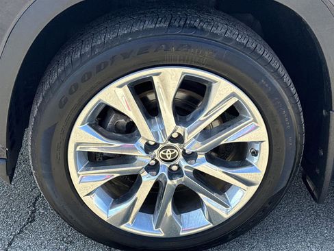 Used 2023 Toyota Highlander Limited image 10