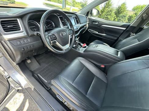 Used 2019 Toyota Highlander XLE AWD/4WD image 17