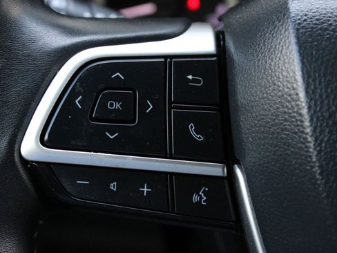 Used 2024 Toyota Highlander XLE AWD/4WD image 30