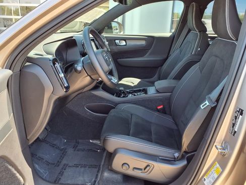 Certified 2023 Volvo XC40 B5 Plus w/ Climate Package AWD/4WD image 7