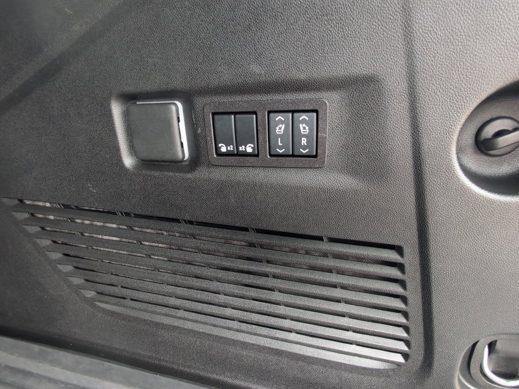 Used 2025 Chevrolet Suburban High Country AWD/4WD image 14