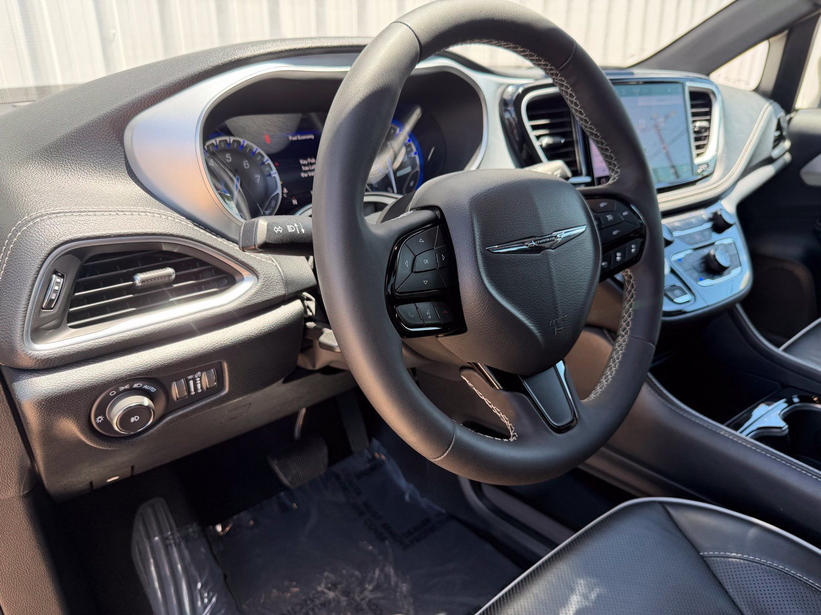 Used 2025 Chrysler Pacifica Limited FWD image 17