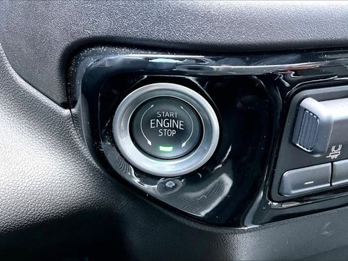 Used 2024 Chevrolet Silverado 1500 High Country w/ Technology Package AWD/4WD image 33