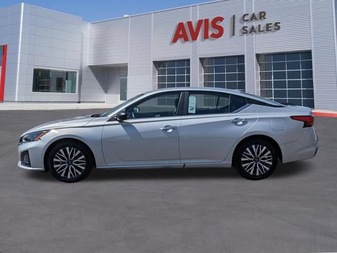 Used 2025 Nissan Altima 2.5 SV FWD image 10