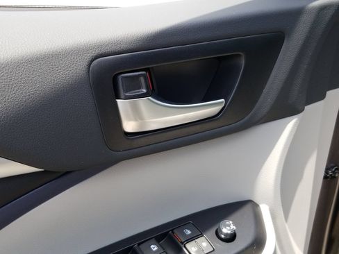Used 2019 Toyota Highlander XLE FWD image 14