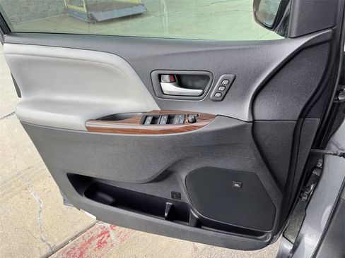 Used 2015 Toyota Sienna Limited image 13