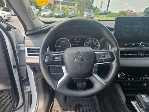 Used 2025 Mitsubishi Outlander ES FWD image 25
