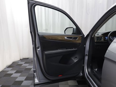 Used 2025 Volkswagen Atlas SE w/ Black Wheel Package image 4