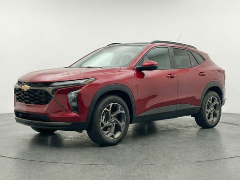 Used 2025 Chevrolet Trax LT image 3