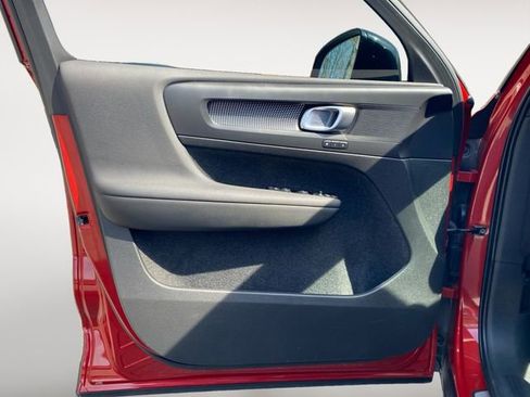 Used 2022 Volvo XC40 P8 Recharge Ultimate image 16