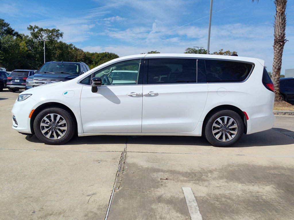 Used 2024 Chrysler Pacifica Limited FWD image 4