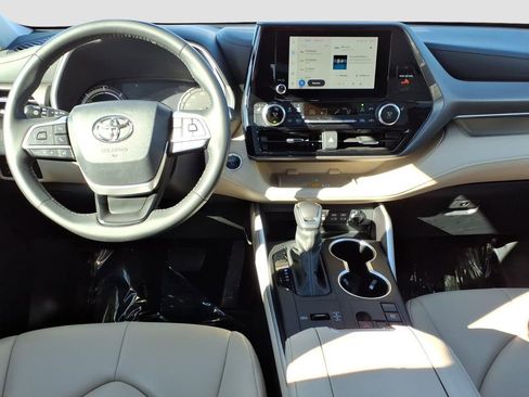 Used 2024 Toyota Highlander XLE image 14