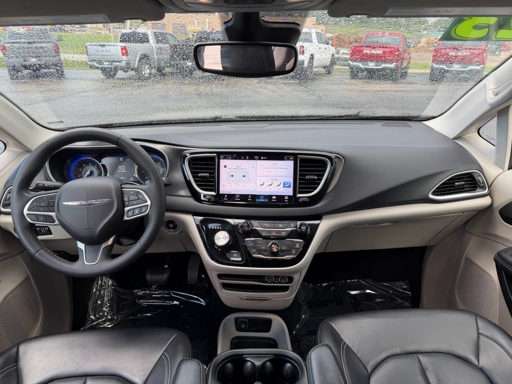 Used 2023 Chrysler Pacifica Touring-L FWD image 23