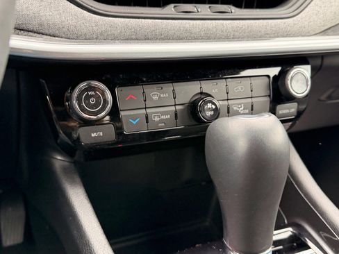 Used 2024 Jeep Compass Latitude w/ Sun and Sound Group AWD/4WD image 21
