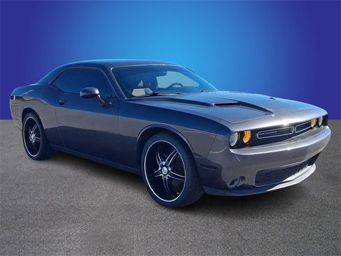 Used 2015 Dodge Challenger SXT image 3