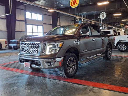 Used 2017 Nissan Titan SL image 3