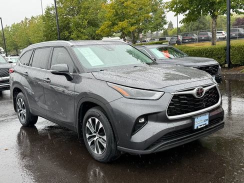 Used 2022 Toyota Highlander XLE AWD/4WD image 2