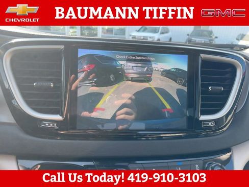 Used 2023 Chrysler Pacifica Touring-L FWD image 23