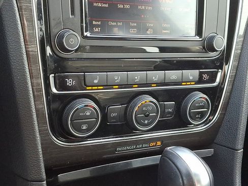 Used 2018 Volkswagen Passat 2.0T SE image 16