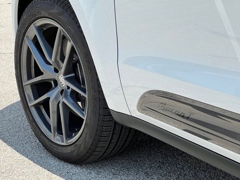 Certified 2026 Porsche Macan Turbo AWD/4WD image 15