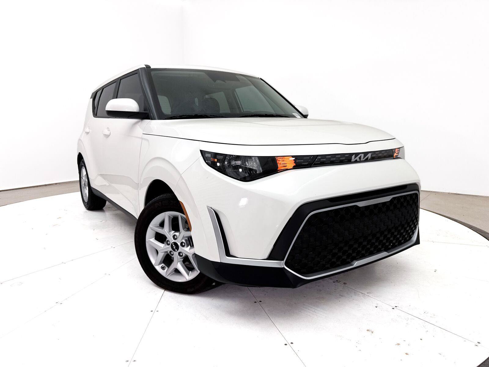 Used 2025 Kia Soul LX w/ LX Technology Package FWD image 1