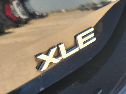 Used 2023 Toyota Highlander XLE FWD image 12