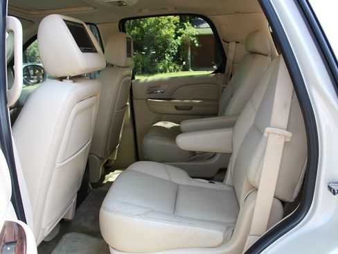 Used 2007 Cadillac Escalade AWD w/ Information Package image 12