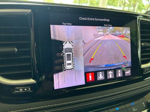 Used 2022 Chrysler Pacifica Limited w/ Uconnect Theater Family Group FWD image 9
