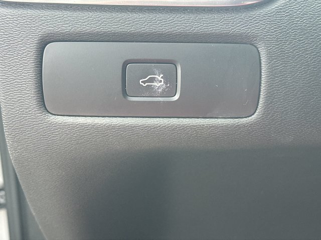 Used 2025 Volvo XC60 B5 Plus AWD/4WD image 18