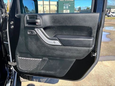 Used 2018 Jeep Wrangler Unlimited Rubicon w/ Connectivity Group image 23