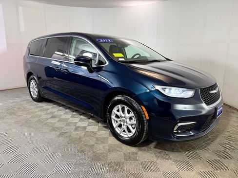 Used 2023 Chrysler Pacifica Touring-L FWD image 9