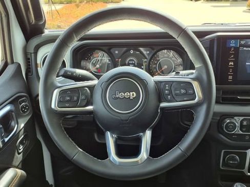 Used 2025 Jeep Wrangler Unlimited Sahara AWD/4WD image 22