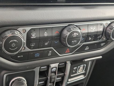 Used 2025 Jeep Wrangler Unlimited Sahara image 35