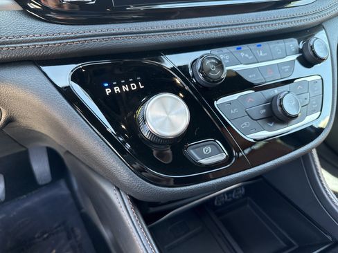 Used 2024 Chrysler Pacifica Pinnacle FWD image 26