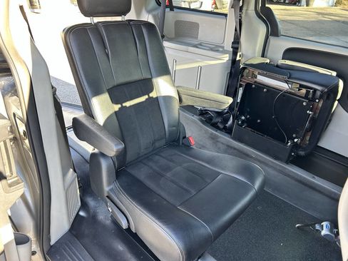 Used 2019 Dodge Grand Caravan SXT image 24