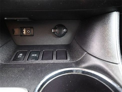 Used 2016 Toyota Highlander XLE image 3