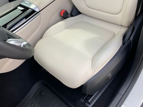Used 2025 Mercedes-Benz GLC 350e 4MATIC image 24