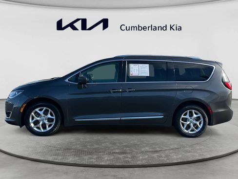 Used 2020 Chrysler Pacifica Touring-L w/ Tire & Wheel Group FWD image 2