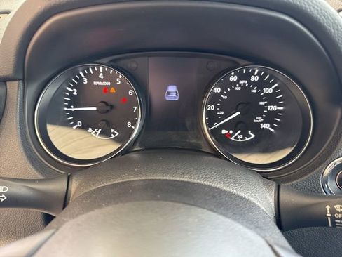 Used 2018 Nissan Rogue SV image 16