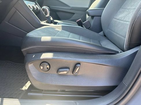 Used 2023 Volkswagen Taos SE w/ Panoramic Sunroof Package FWD image 18