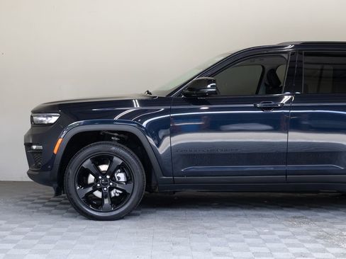 Used 2023 Jeep Grand Cherokee Limited w/ Luxury Tech Group II AWD/4WD image 8