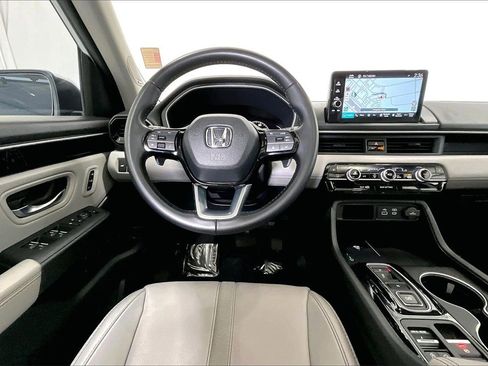 Used 2024 Honda Pilot Touring image 4
