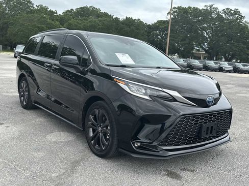 Used 2022 Toyota Sienna XSE FWD image 2