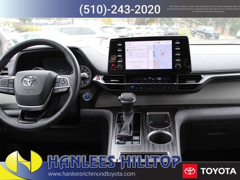 Used 2021 Toyota Sienna Limited image 21