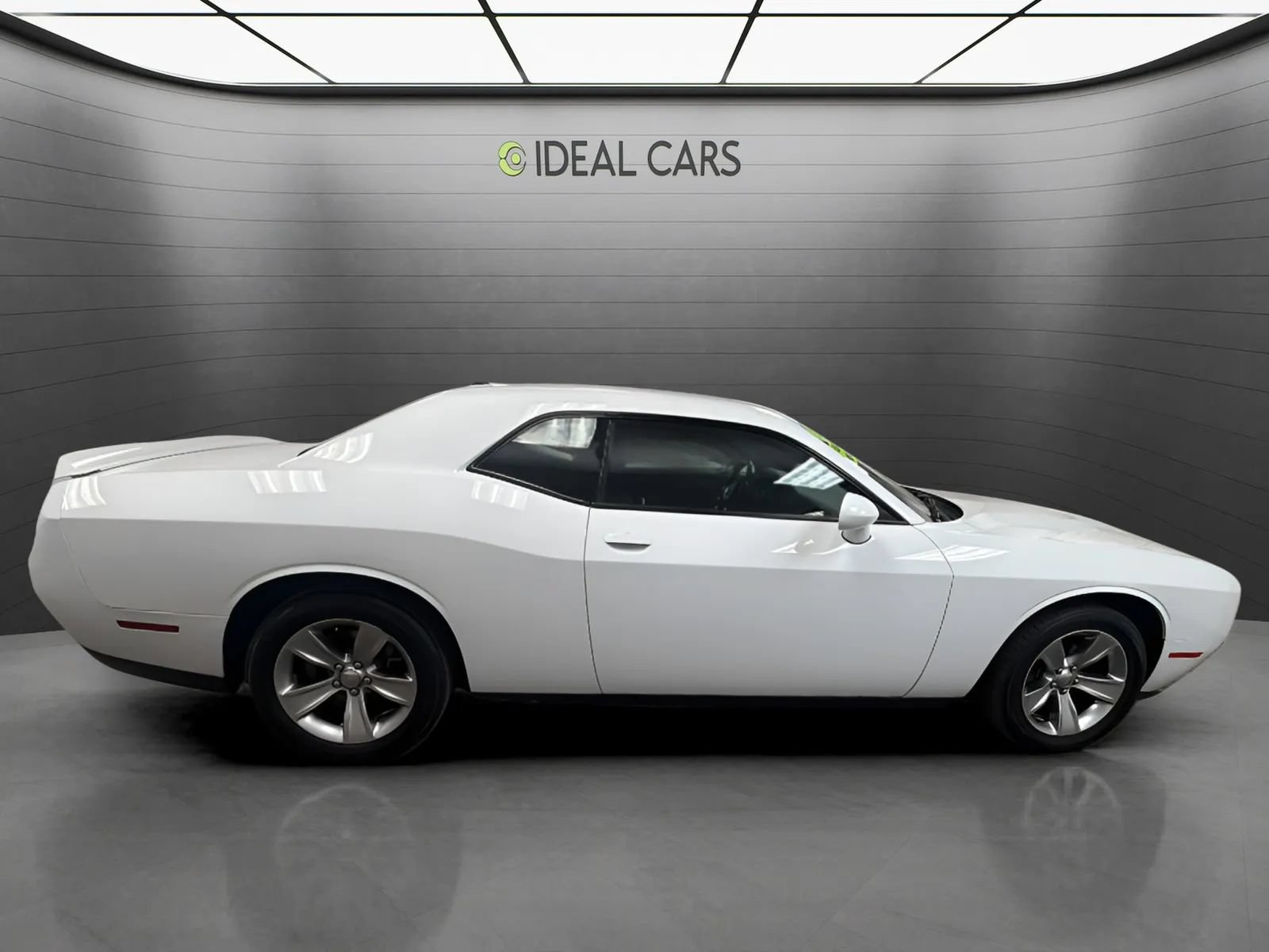 Used 2020 Dodge Challenger SXT RWD image 4