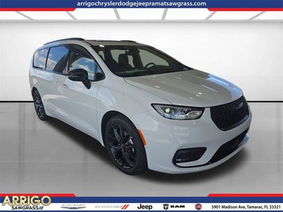 New 2026 Chrysler Pacifica Limited w/ Uconnect Theater Family Group